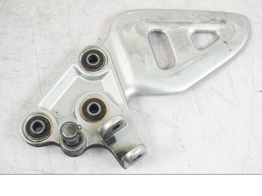 Höger sida på Fotpinnefäste från en Suzuki GSX 1300 RX -1999 motorcykel.