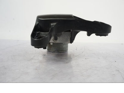 Snett nerifrån på ABS Modulator från en Honda VFR 1200 -2010 motorcykel.