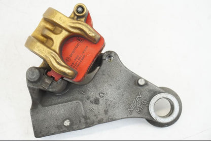 Snett nerifrån på Bromsok från en Honda CB 600 F -2008 motorcykel.