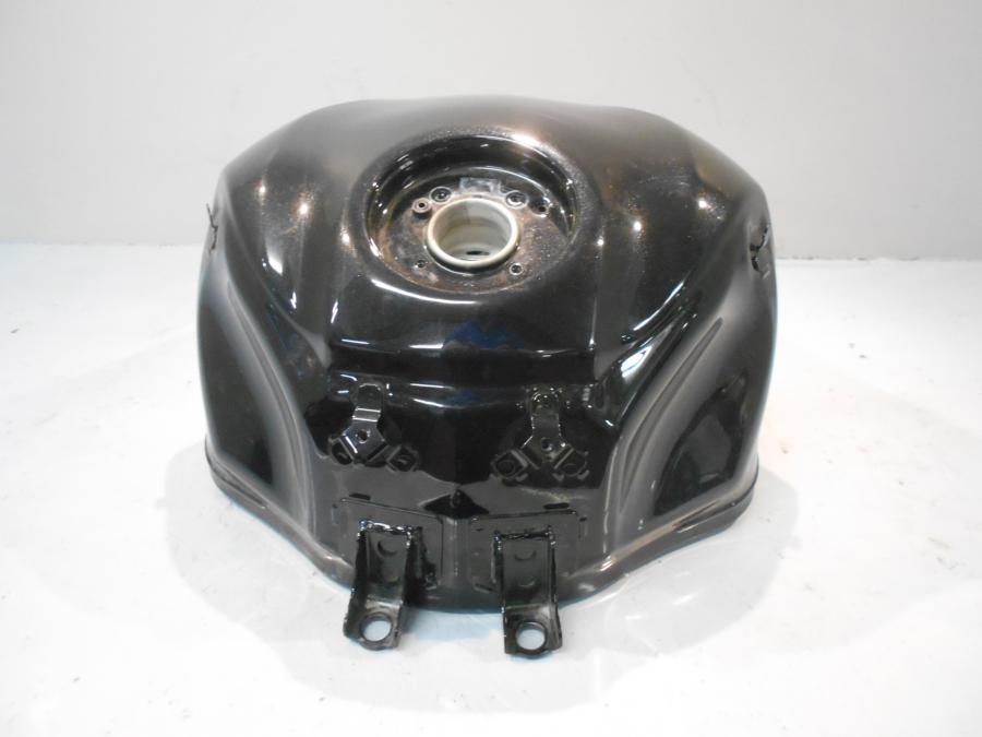 Baksidan på Bensintank från en Kawasaki Z 900 -2017 motorcykel.