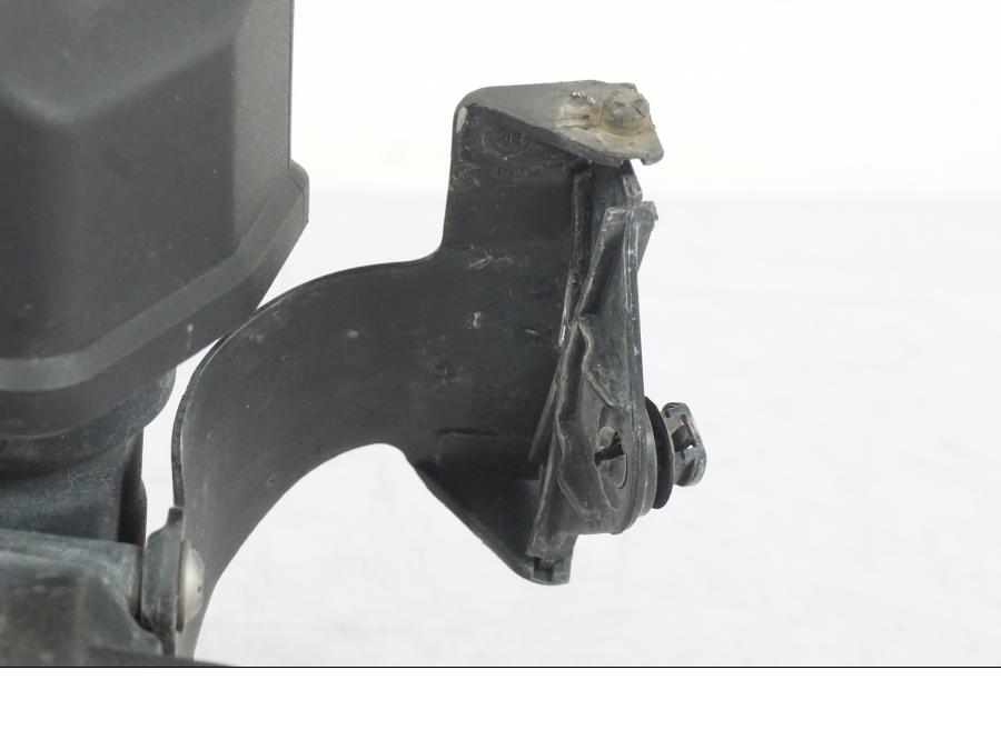 Snett nerifrån på Stötdämpare ESA från en BMW R 1200 GSA -2012 motorcykel.