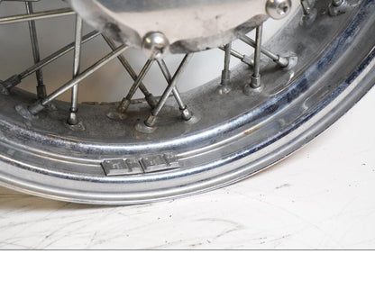 Höger sida på Fälg från en Yamaha XVS 1100 -2000 motorcykel.