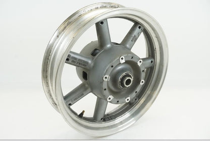 Baksidan på Fälg från en Yamaha XVZ 1300 -1997 motorcykel.