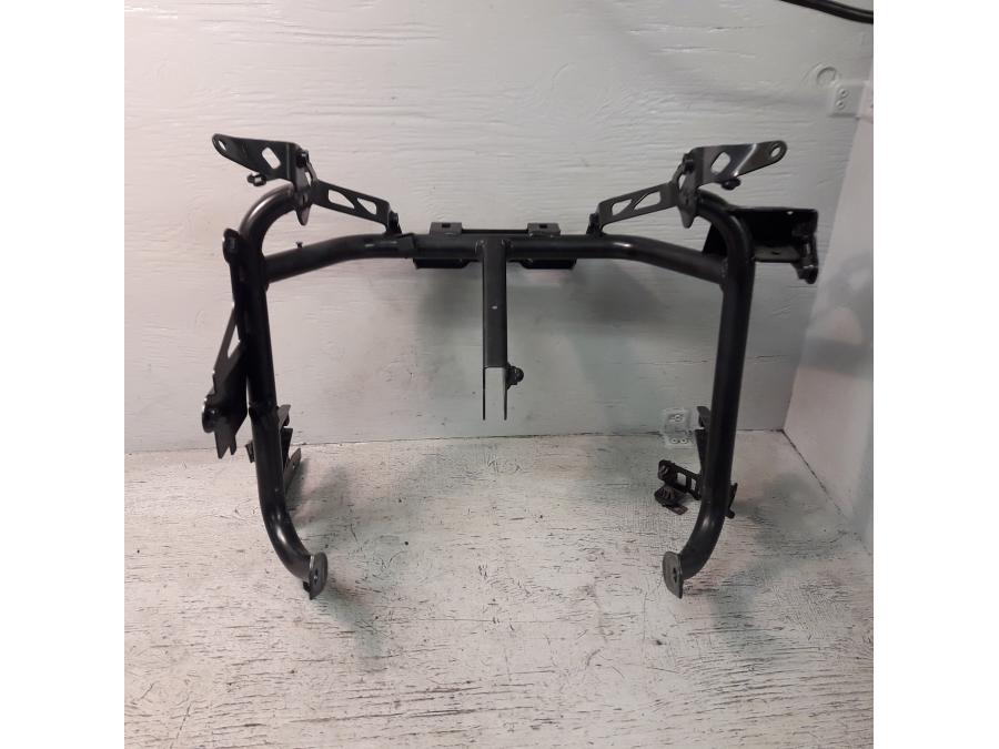 Höger sida på Strålkastarfäste från en Honda ADV 750 -2017 motorcykel.