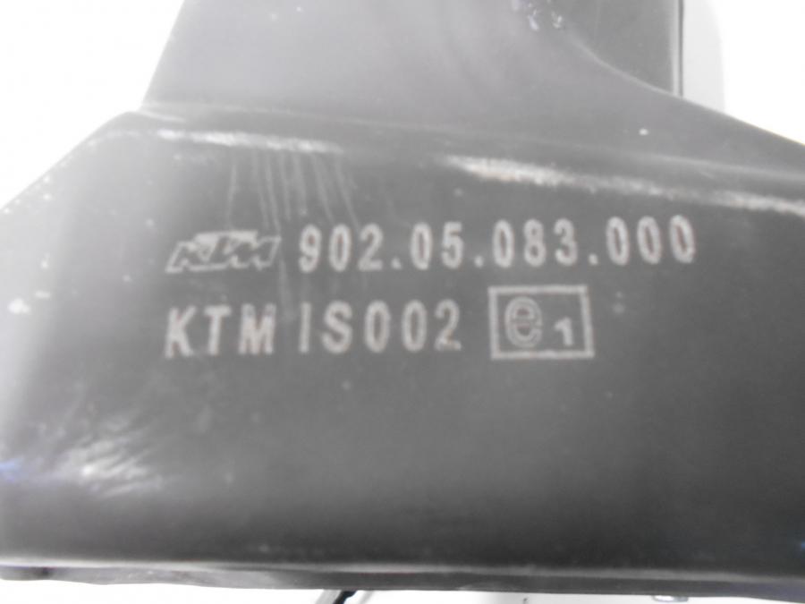 Snett nerifrån på Ljuddämpare från en KTM RC 390 -2015 motorcykel.