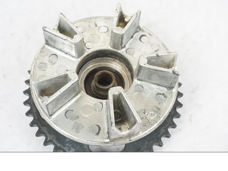 Snett uppifrån på Drevfäste från en Honda CBR 1000 F -1989 motorcykel.