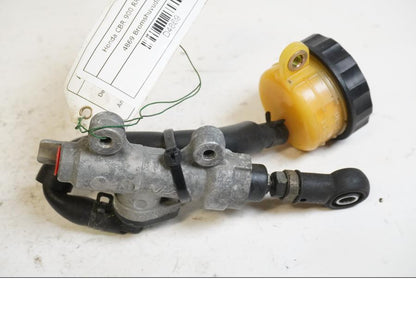 Framsidan på Bromshuvudcylinder från en Honda CBR 900 RR -2002 motorcykel.