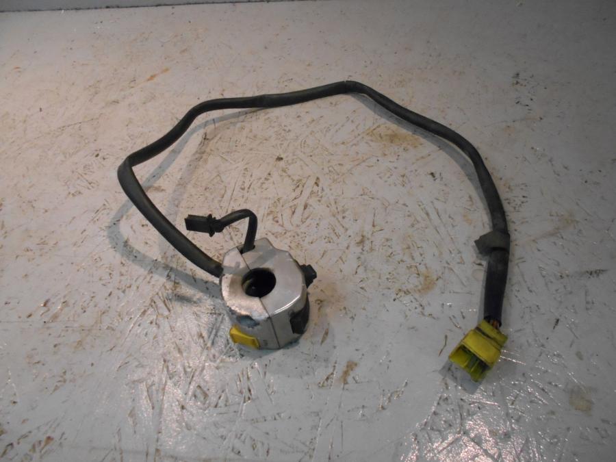 Framsidan på Styrelreglage från en Suzuki VZ 800 -2000 motorcykel.