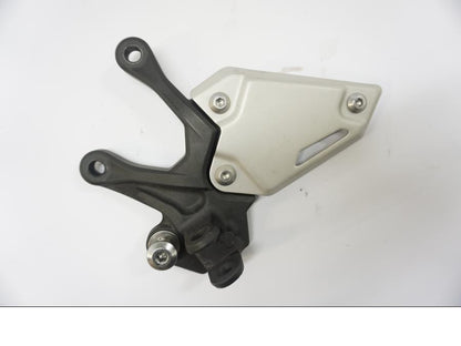 Framsidan på Fotpinnefäste från en Kawasaki Z 900 -2019 motorcykel.