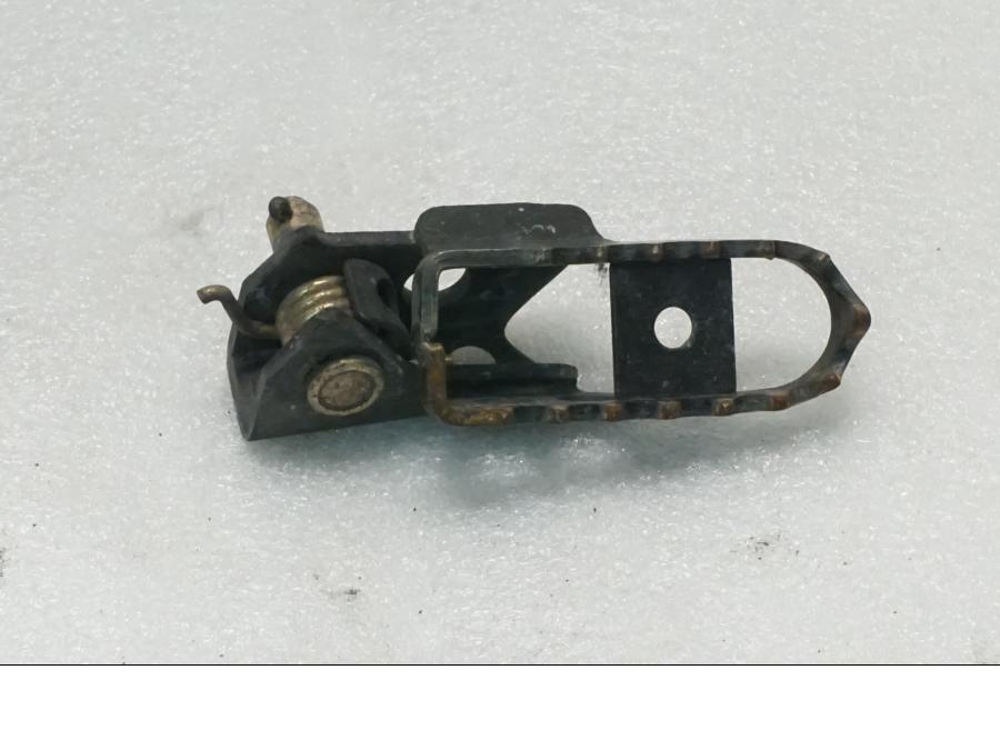 Baksidan på Fotpinne från en Yamaha TT 600 RE -2004 motorcykel.