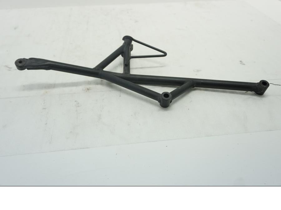 Baksidan på Fotpinnefäste från en Kawasaki Versys 650 -2008 motorcykel.