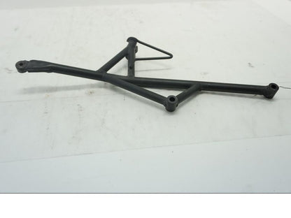 Baksidan på Fotpinnefäste från en Kawasaki Versys 650 -2008 motorcykel.