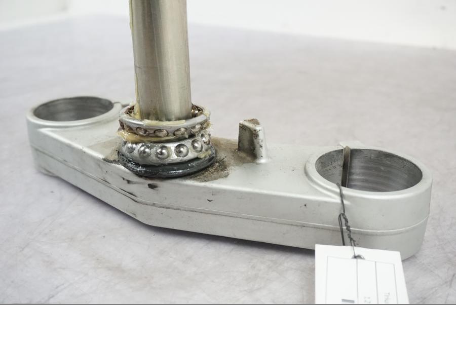 Snett uppifrån på Gaffelkrona från en Triumph Tiger -2009 motorcykel.