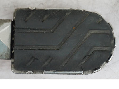 Snett nerifrån på Fotpinne från en Triumph Tiger -2009 motorcykel.