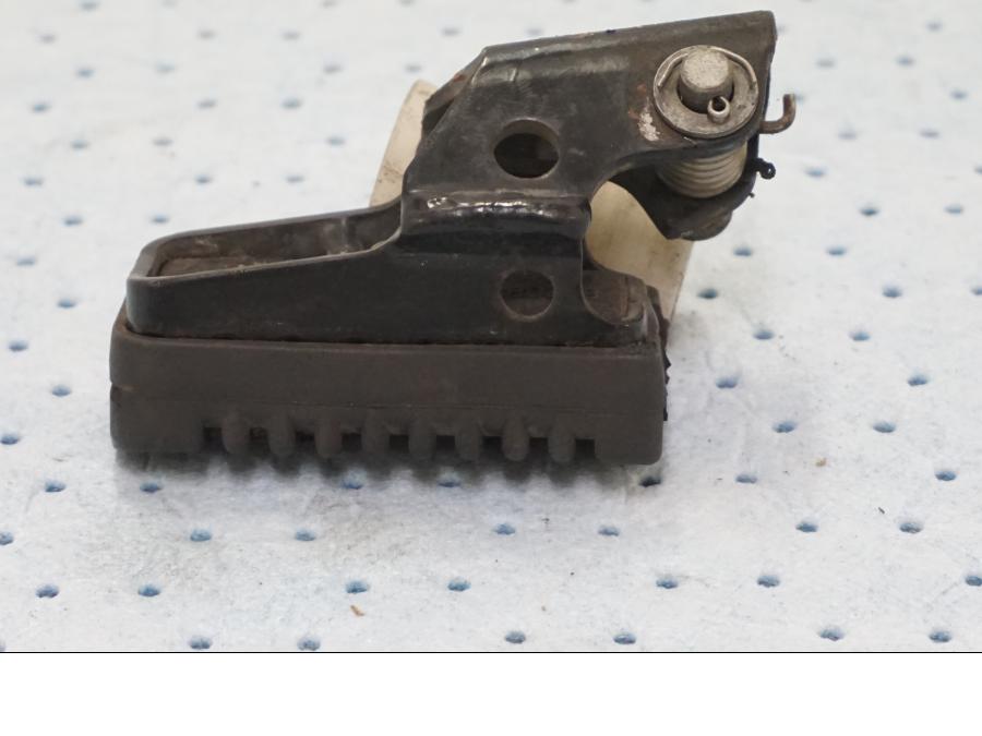 Höger sida på Fotpinne från en BMW F 650 -1998 motorcykel.