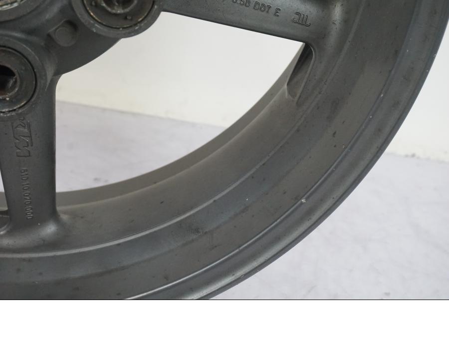 Extrabild1 på Fälg från en KTM 950 SM -2006 motorcykel.