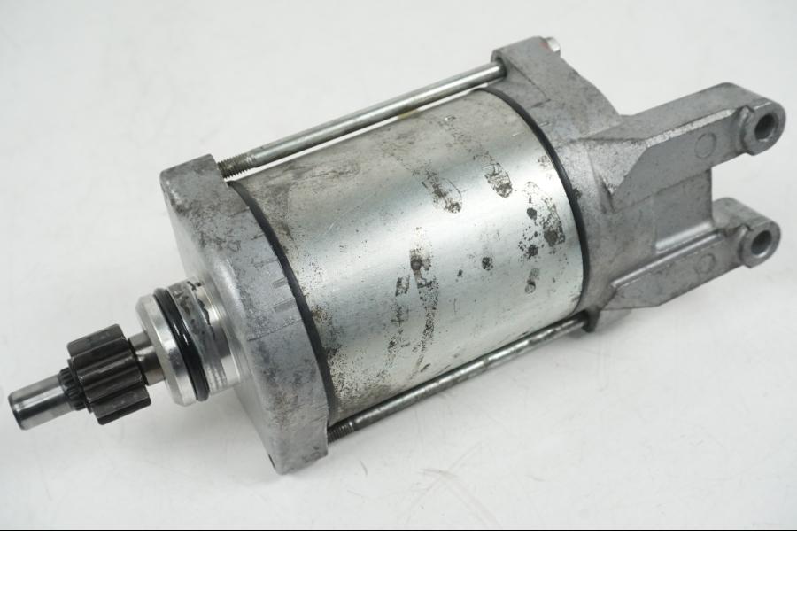 Snett nerifrån på Startmotor från en Yamaha XT 660 X -2005 motorcykel.