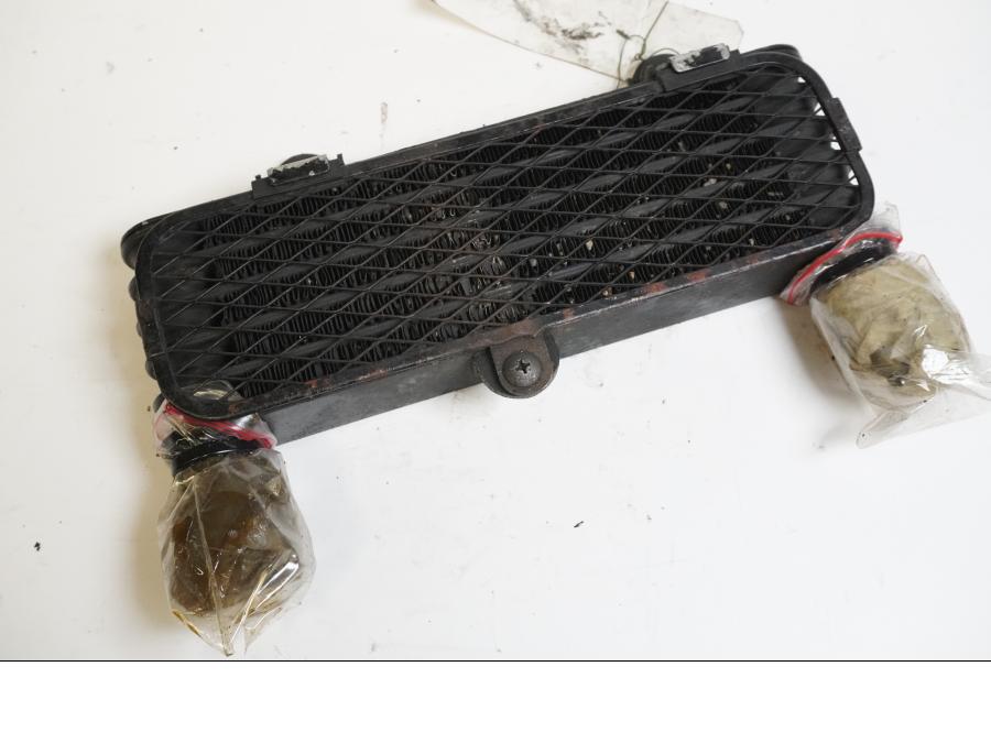 Vänster sida på Oljekyl från en Suzuki TL 1000 S -1998 motorcykel.