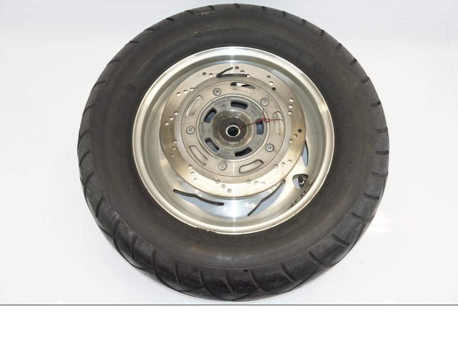 Baksidan på Hjulpaket från en Triumph Speedmaster -2006 motorcykel.