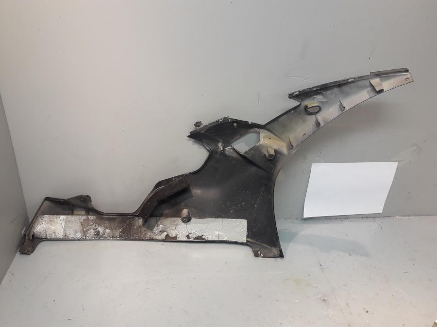 Snett nerifrån på Magkåpa från en Yamaha YZF R6 -2006 motorcykel.