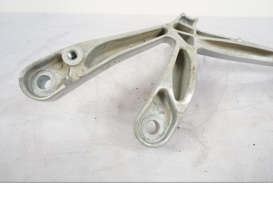 Snett nerifrån på Fotpinnefäste från en Honda VFR 1200 -2010 motorcykel.