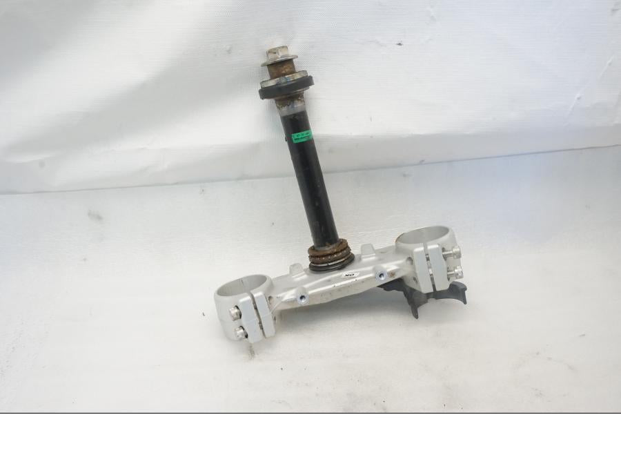 Framsidan på Gaffelkrona från en KTM 125 Duke -2015 motorcykel.