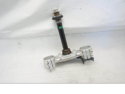 Framsidan på Gaffelkrona från en KTM 125 Duke -2015 motorcykel.