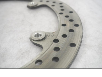 Baksidan på Bromsskiva från en BMW F 800 GT -2015 motorcykel.