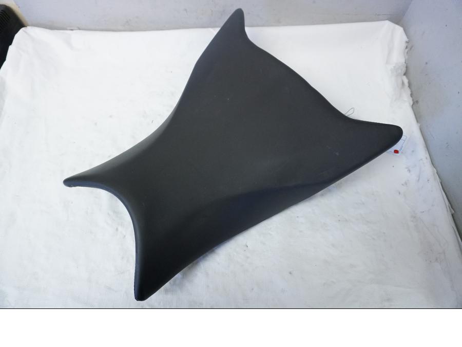 Baksidan på Sadel från en BMW S 1000 RR -2012 motorcykel.