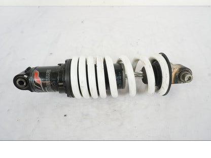 Baksidan på Stötdämpare från en KTM 125 Duke -2017 motorcykel.