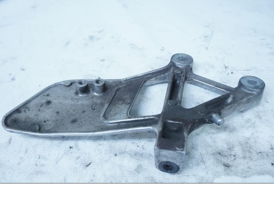 Baksidan på Fotpinnefäste från en Honda VFR 750 -1992 motorcykel.