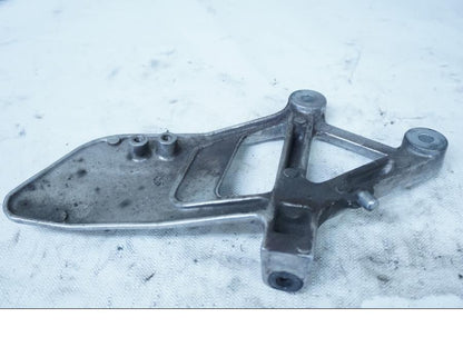 Baksidan på Fotpinnefäste från en Honda VFR 750 -1992 motorcykel.