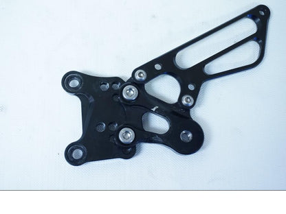 Framsidan på Fotpinnefäste från en Aprilia RSV 1000 -2004 motorcykel.