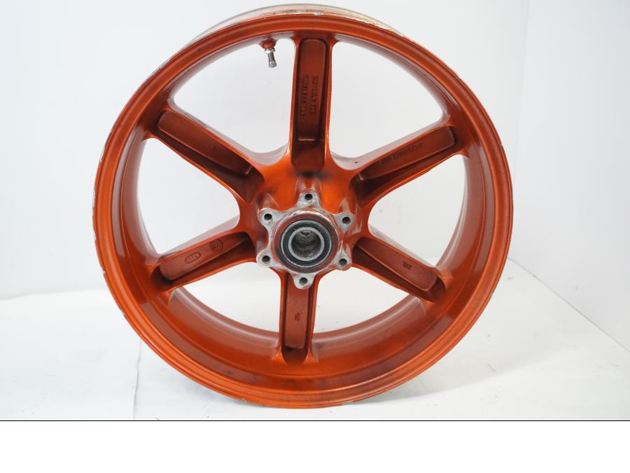 Framsidan på Fälg från en Buell XB9S -2003 motorcykel.