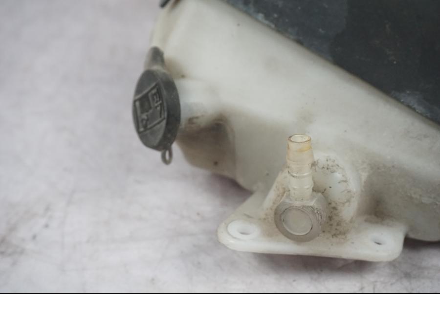 Snett uppifrån på Vattenexpansionskärl från en Triumph Tiger Explorer -2016 motorcykel.