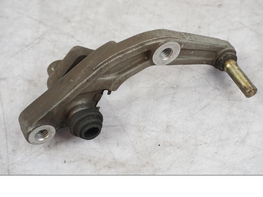 Baksidan på Bromsoksfäste från en Honda CB 750 SF -1999 motorcykel.