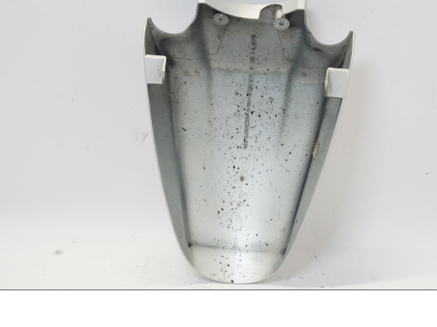 Snett nerifrån på Framskärm från en BMW R 1150 RS -2004 motorcykel.