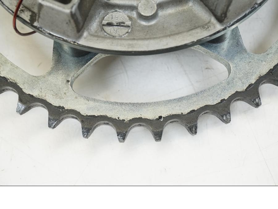 Snett nerifrån på Drevfäste från en Kawasaki NINJA 400 -2020 motorcykel.