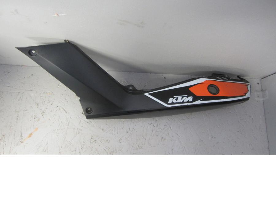 Framsidan på Bakvinge från en KTM 125 Duke -2014 motorcykel.