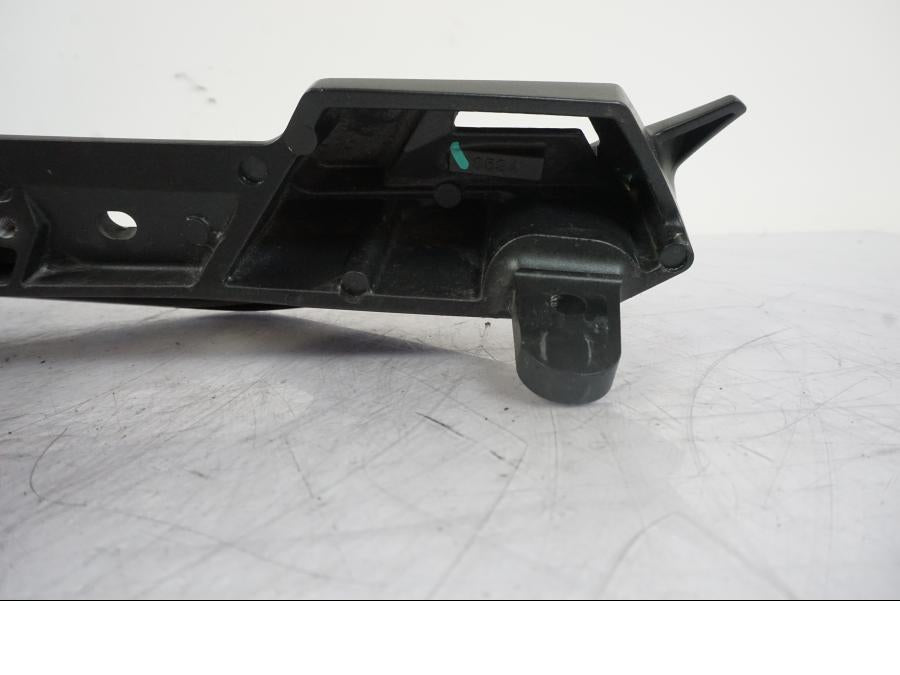 Snett uppifrån på Passagerarhandtag från en Kawasaki Versys 650 -2014 motorcykel.