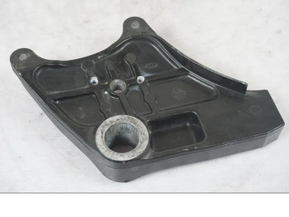 Snett nerifrån på Bromsoksfäste från en Kawasaki ZZ-R 1400 -2009 motorcykel.