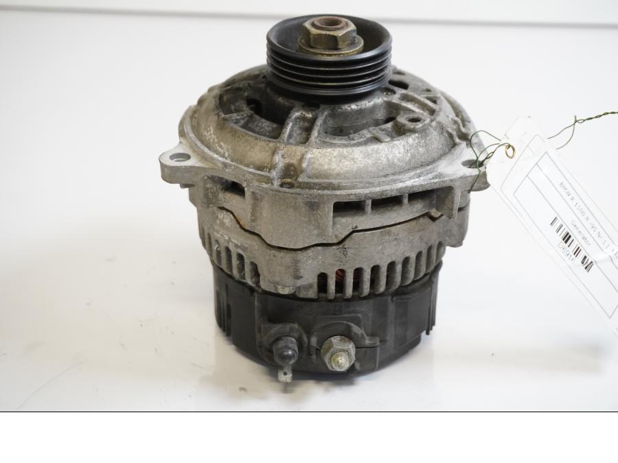 Framsidan på Generator från en BMW R 1100 R -1995 motorcykel.