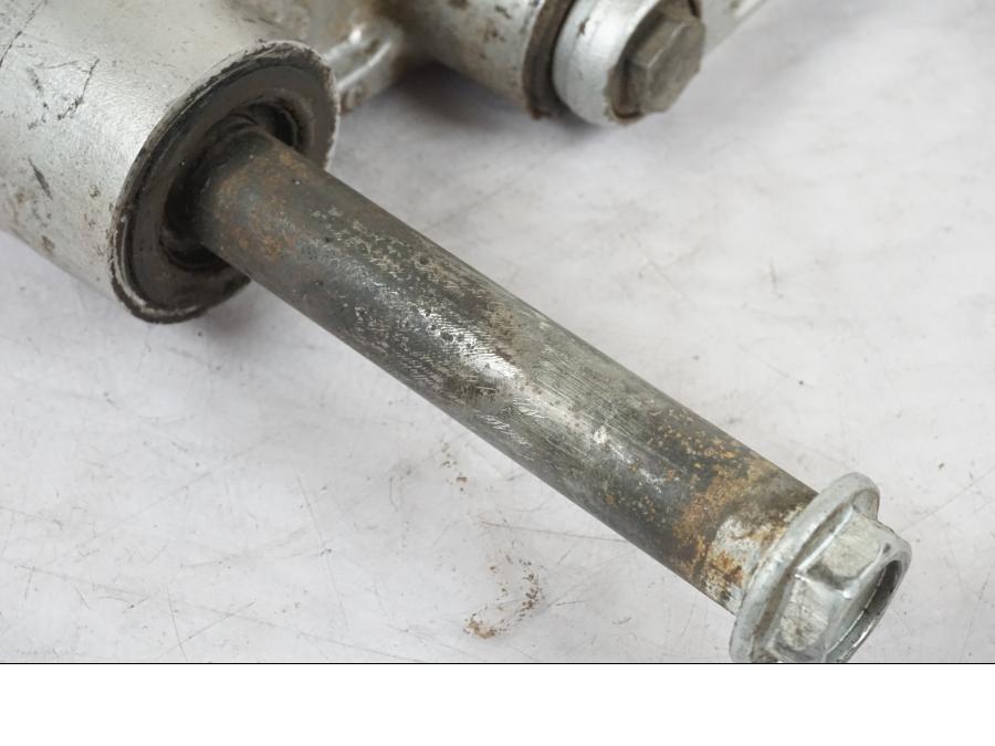 Baksidan på Stötdämparlänkage från en Kawasaki KL 650A -1987 motorcykel.