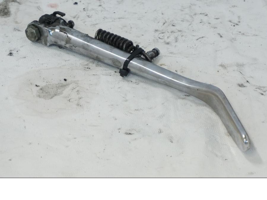 Snett uppifrån på Sidostöd från en Kawasaki VN 1500 -1996 motorcykel.