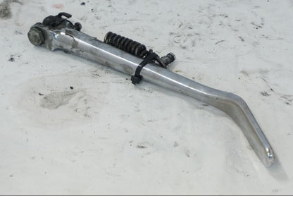 Snett uppifrån på Sidostöd från en Kawasaki VN 1500 -1996 motorcykel.