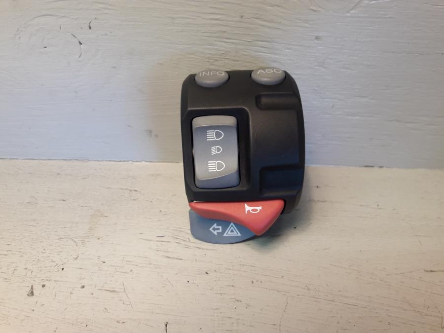 Framsidan på Styrelreglage från en BMW K 1200 S -2008 motorcykel.