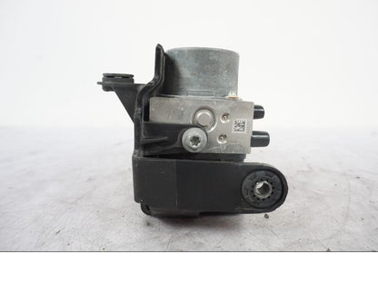 Höger sida på ABS Modulator från en KTM 690 SMCR -2016 motorcykel.