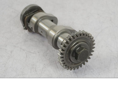 Baksidan på Kamaxel från en BMW R 1250 GS -2023 motorcykel.