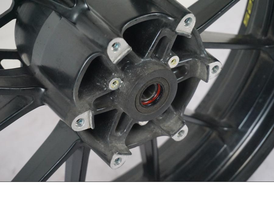 Extrabild4 på Fälg från en Yamaha MT 125 -2017 motorcykel.