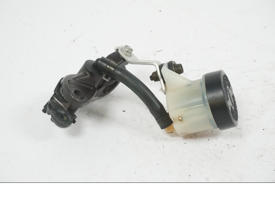 Baksidan på Bromshuvudcylinder från en Honda CBR 1000 RR -2004 motorcykel.